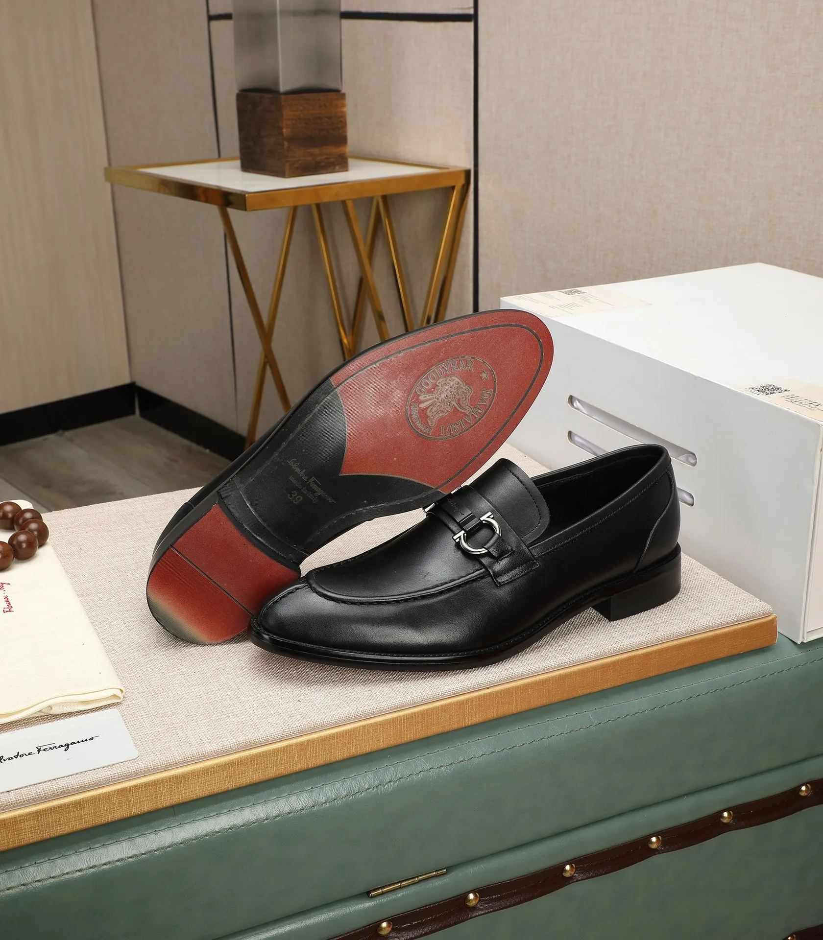 Men's shoes 💰540📛📛(water-dyed cowhide) Salvatore Ferragamo high-end (Salvatore Ferragamo) is the world's top luxury footwear brand. It comes from the fashion kingdom of Italy and is famous all over the world for its traditional handmade design and novel styles...🚶🏻🚶🏻New suit shoes are available simultaneously at the counter. This model is purely handmade. The fabric is imported from Italy's original first-layer cowhide. Soft water-dyed cowhide lining. Original authentic outsole🌀🌀Size: 38➖44 (45 customized)